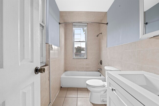 Building Photo - 207 15th St