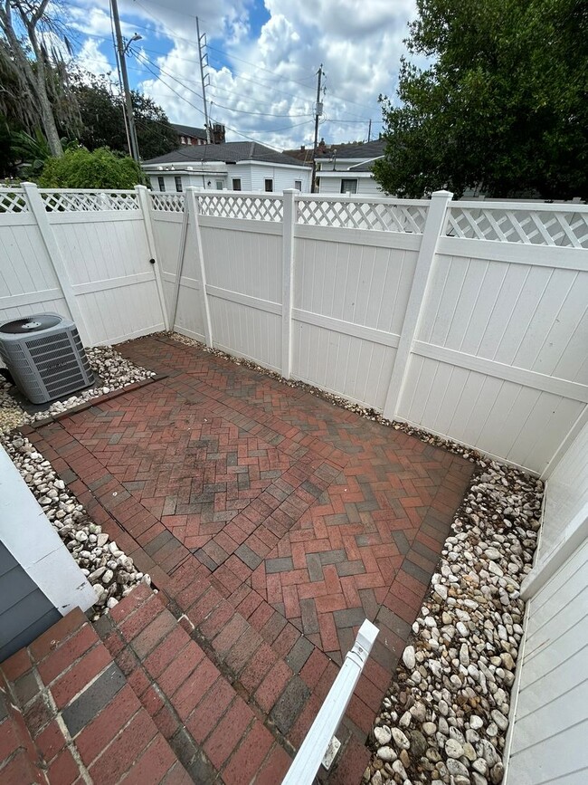 Building Photo - **FIRST MONTH RENT FREE**Charming 3 Bedroom/2 Bathroom with off street parking in Downtown Savann...