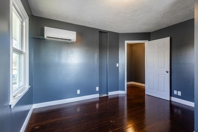 Building Photo - Renovated 2 Bed / 1 Bath Duplex