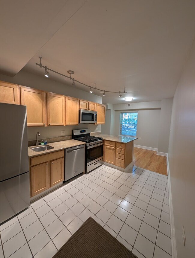 Building Photo - Rehabbed and Spacious Lakeview One Bedroom...