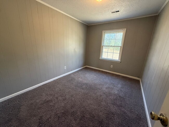 Building Photo - 808 Crawford St S