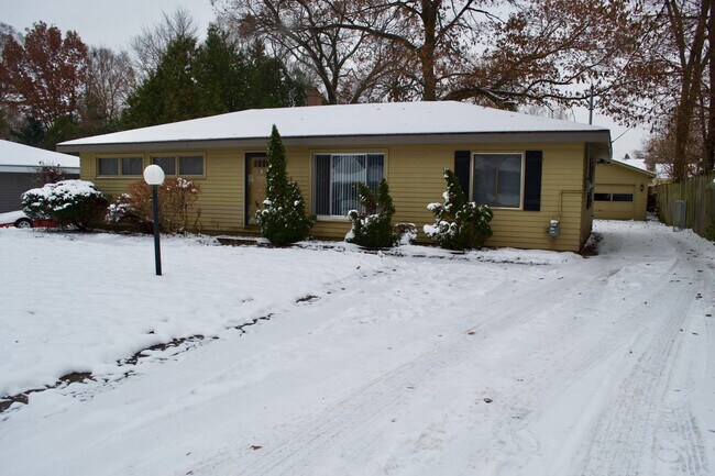 Building Photo - Three Bedroom Ranch in Northeast Grand Rapids