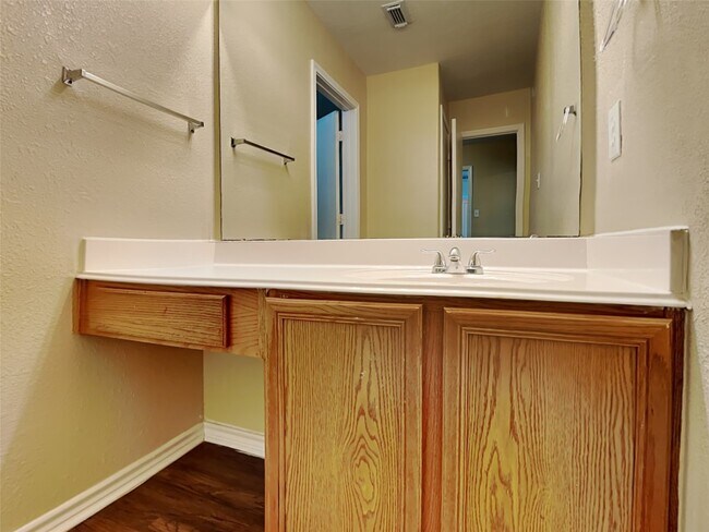 Building Photo - 226 Golden Oak Dr