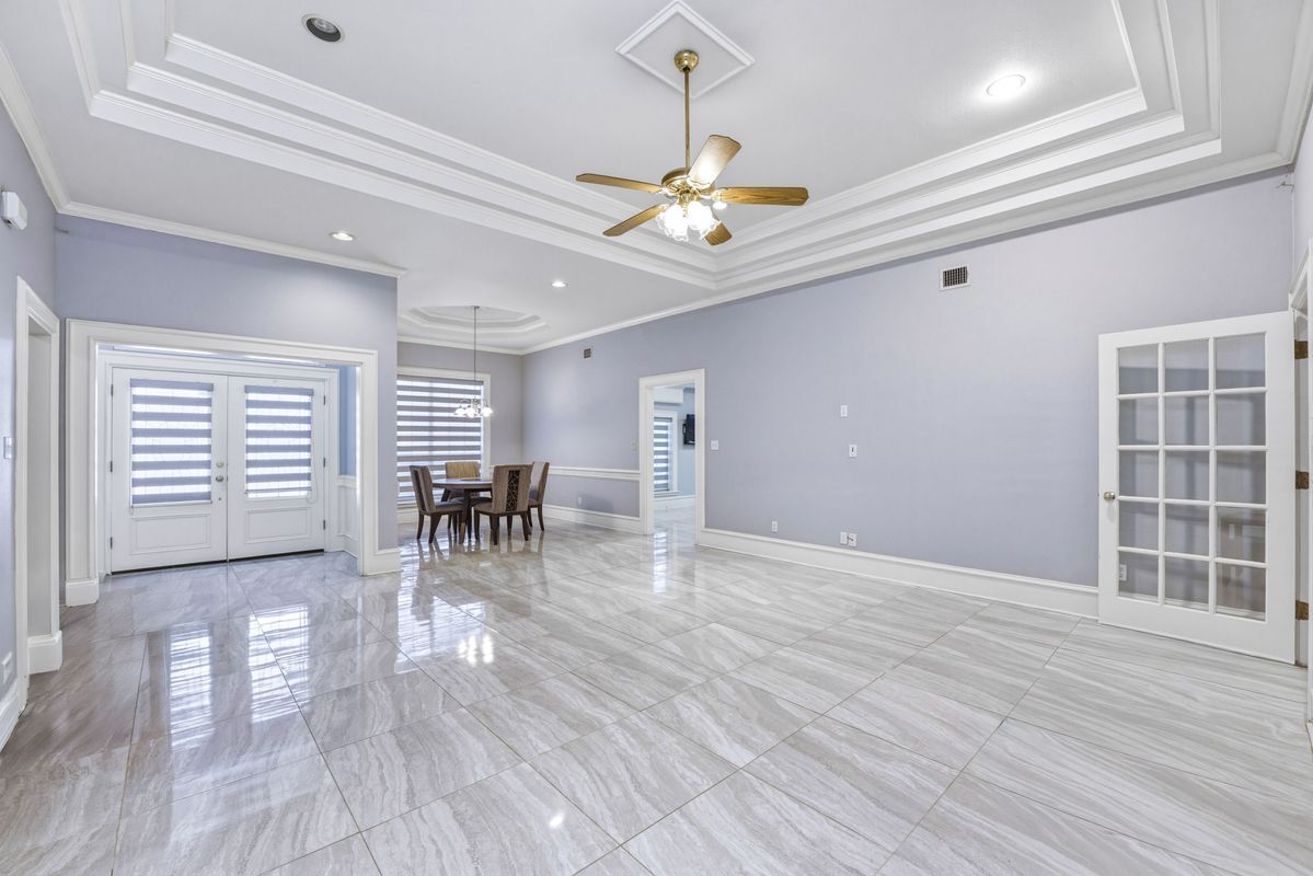 Building Photo - 609 E Cardinal Ave