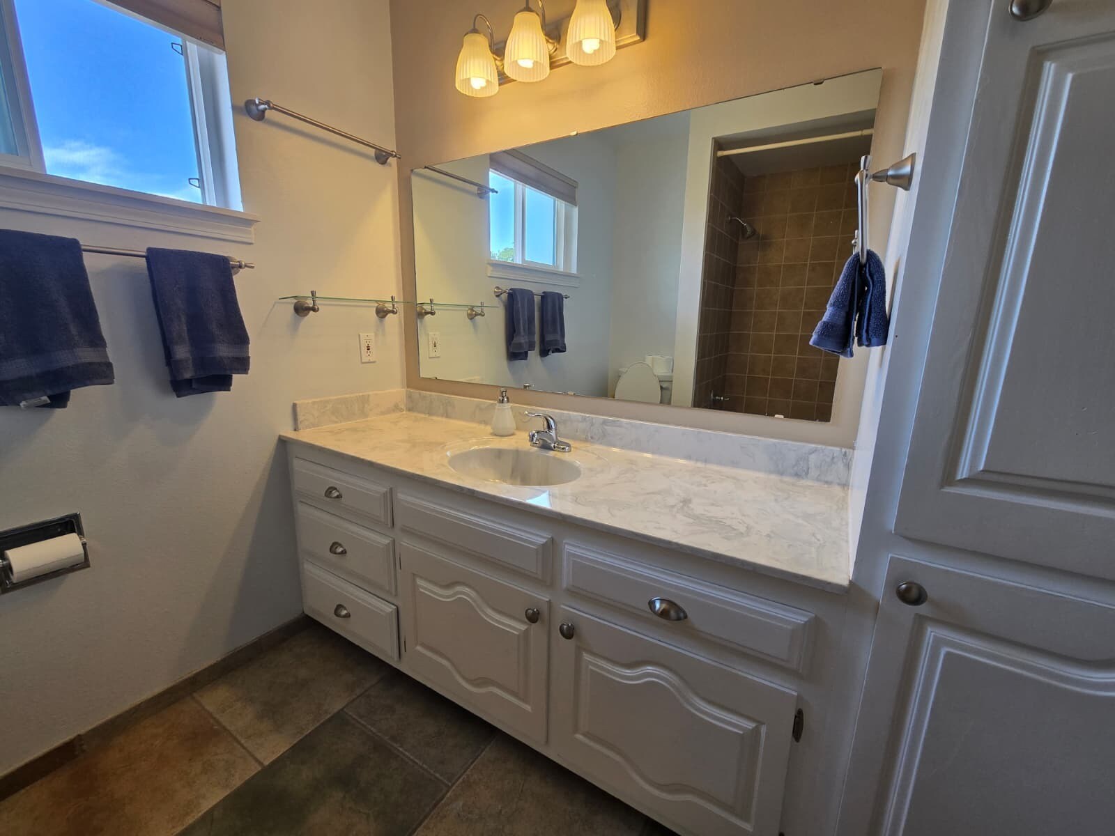 Common Bath w tub - 8909 Hilton Ave NE