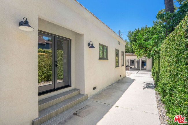 Building Photo - 321 Laurel Ave