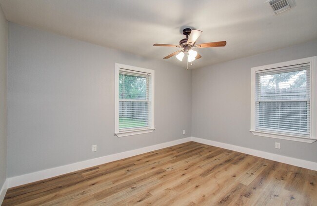 Building Photo - 4914 W 43rd St