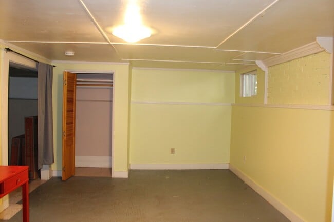 Building Photo - Charming bungalow with bonus office or Art...