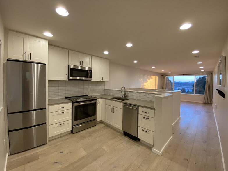 Open concept upstairs - 4253 Palatine Ave N