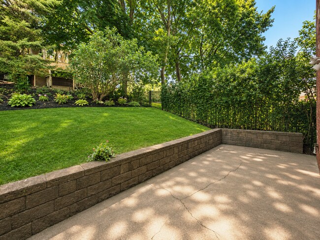 Building Photo - 2219 Edgebrook Ave