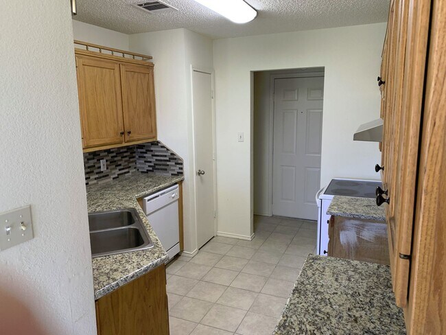 Building Photo - Single Family Home *LEASING SPECIAL AVAILA...