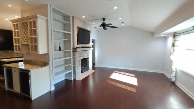 Building Photo - 710 Yucca Ave