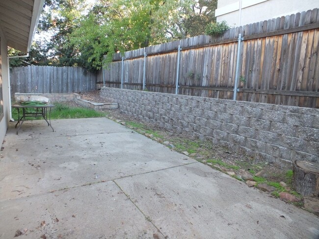 Building Photo - Rescue duplex 2/2 home with garage and fen...