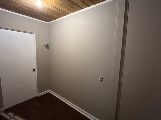 Building Photo - **AVAILABLE NOW**3 Bedroom / 1 Bathroom Ho...