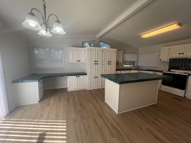 Building Photo - LEASING NOW FOR OCTOBER 2025!