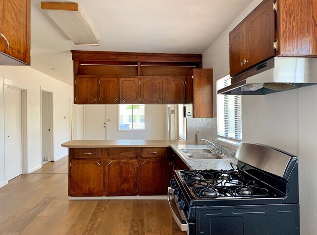 Building Photo - 3 Bedroom in Hollister