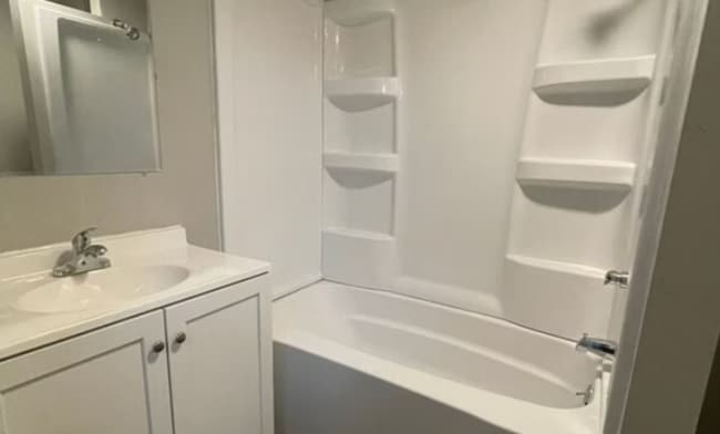 Building Photo - Spacious 4-Bed Home with 2-Car Garage & Backyard in the Heart of Onalaska!