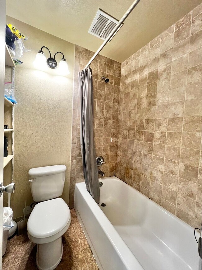 Building Photo - Great Campus West 2 Bed 1 Bath Available!