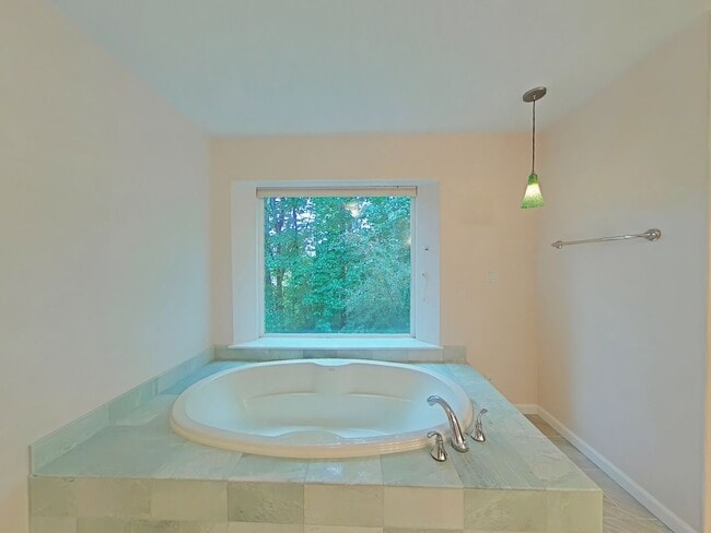 Building Photo - Huge 5 Bedroom Cabin-Style Home on 2+ Wood...