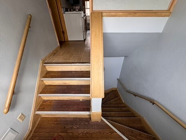 Building Photo - AVAILABLE SEPTEMBER 1: Updated 4-bedroom single family home on a quiet block- with 2 kitchens, 2 ...