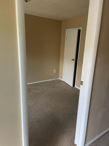 Building Photo - 940 E 181st St