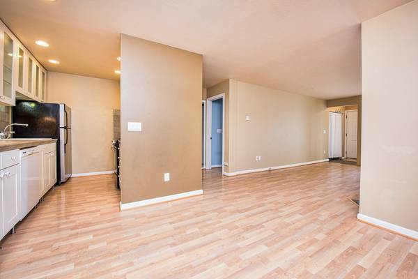 Building Photo - Redmond Condo with 2 Parking Spaces Included
