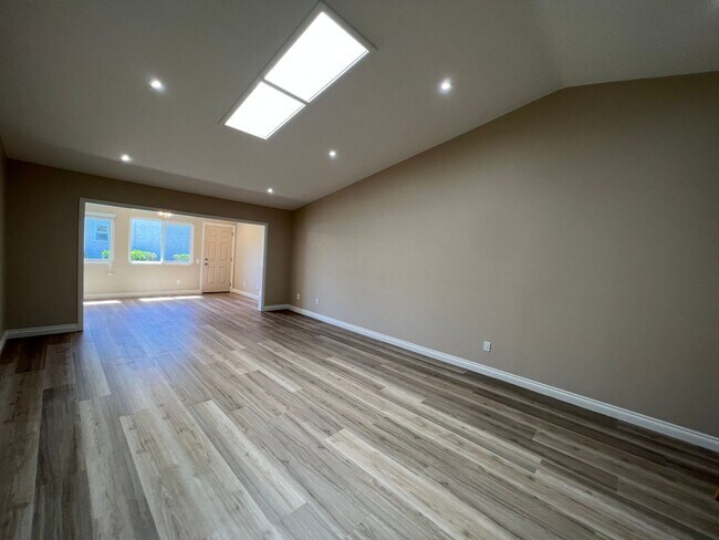 Building Photo - Updated 2 bed / 2 bath Capri in Leisure Village