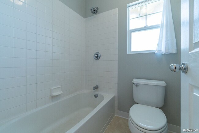 Building Photo - 3 Bed 2.5 Bath Townhome in Spinnaker Place Townhomes 2