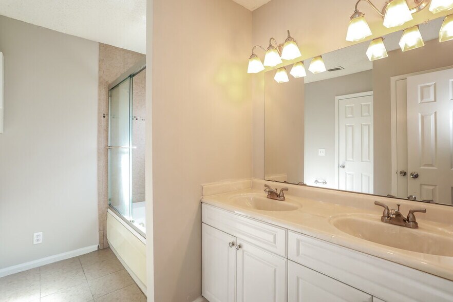 Building Photo - 2011 Cardiff Ln