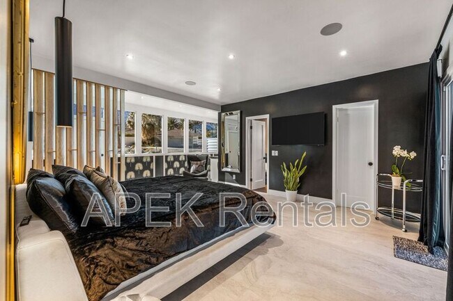 Building Photo - 2325 N Girasol Ave