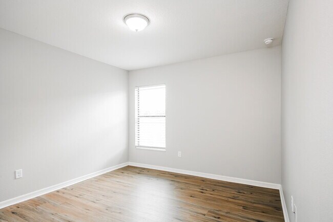 Building Photo - 6543 Redbay Dr