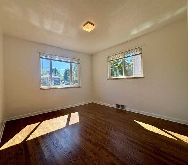 Building Photo - 2 Bedroom, 1 Bathroom Duplex in Denver! Available August!!