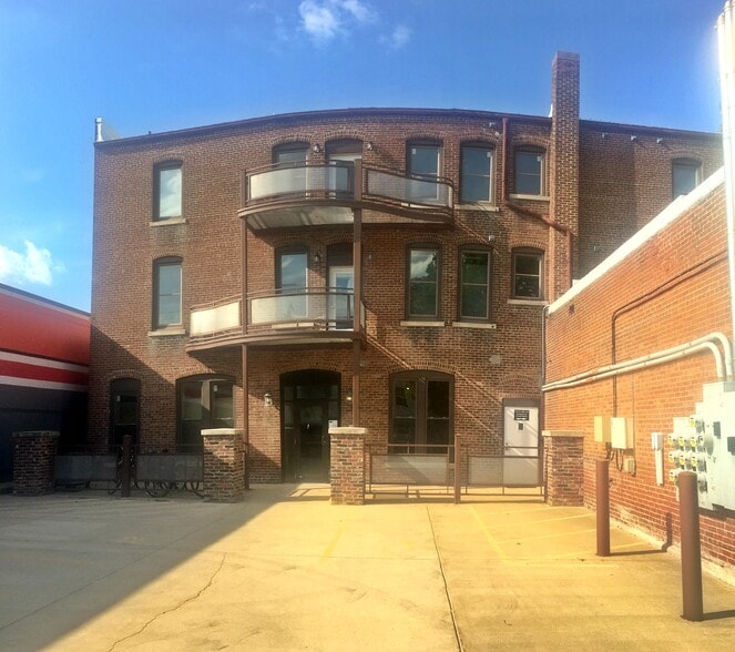 Building Photo - 315 E University Ave