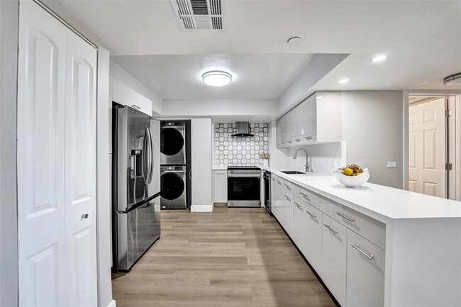 Building Photo - 3200 Port Royale Dr N