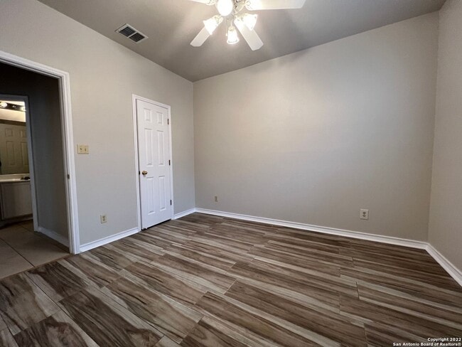 Building Photo - 2 Bedroom 2 Bath with Garage