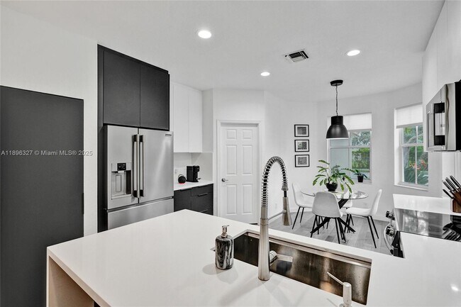 Building Photo - 1725 Winterberry Ln