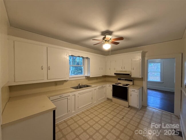 Building Photo - 2214 Floral Ave