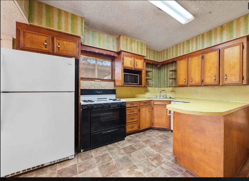 Kitchen - 109 Hollywood St
