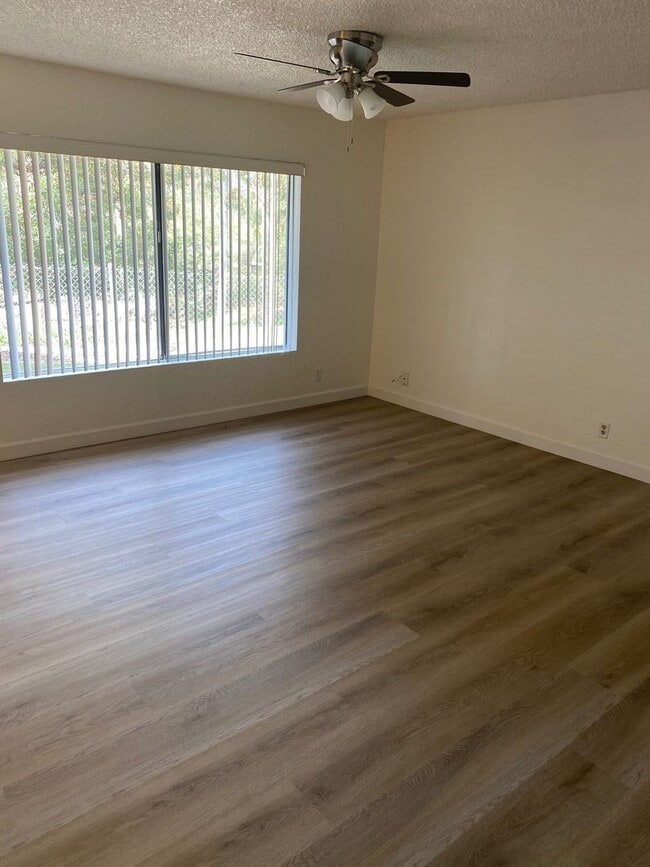 Building Photo - Poway Townhome @ Pomerado Pines!