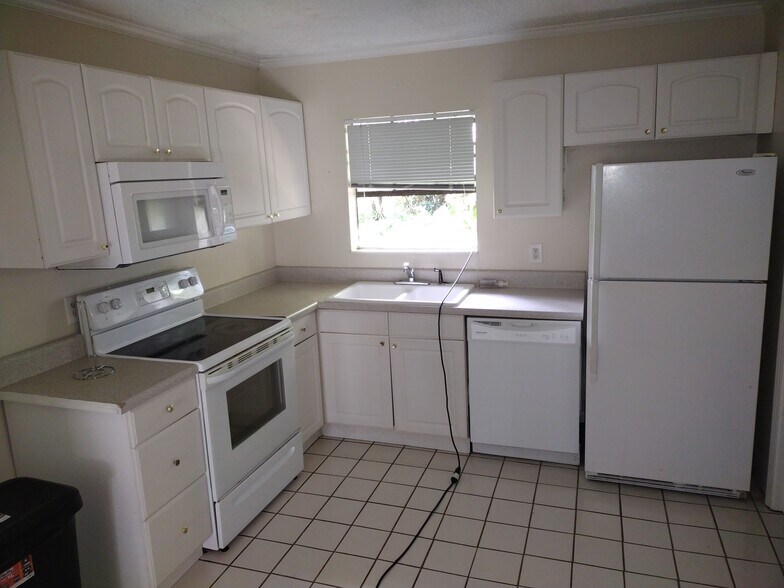 Building Photo - 810 Meadowbrook Dr