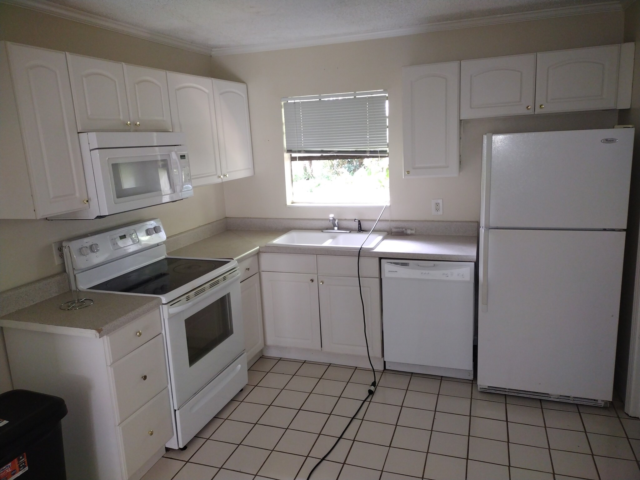 Building Photo - 810 Meadowbrook Dr