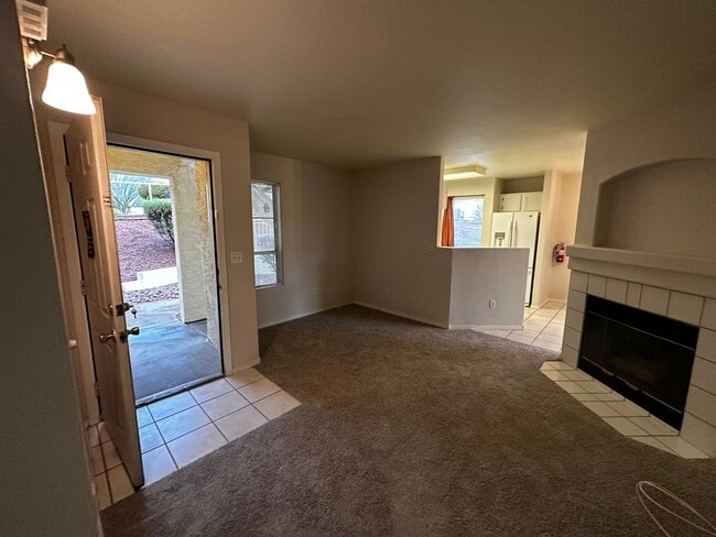 Building Photo - Henderson First Floor Condo - In Gated Community With Pool.