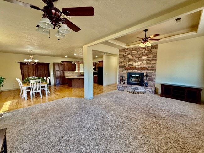 Building Photo - VIEWS in Toquerville Four Bedroom