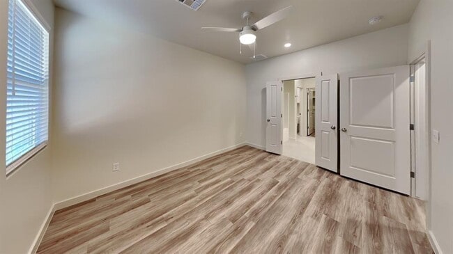 Building Photo - 3815 N Divis Ave