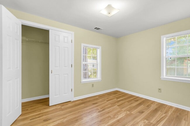 Building Photo - Charming 2 bedroom 1 bathroom home availab...