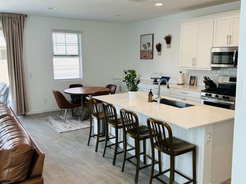 Building Photo - 9918 E Tahoe Ave