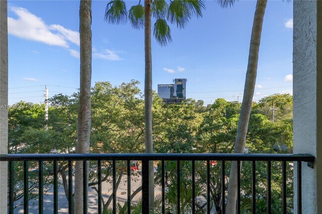 Building Photo - 520 SE 5 Ave