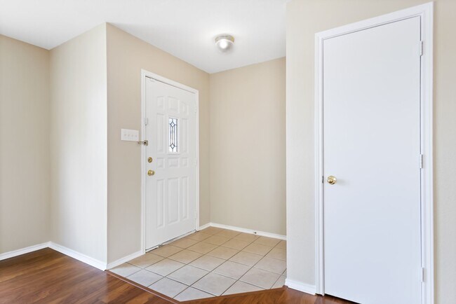 Building Photo - 3 Bedroom/2.5 Bath Bluffs of Lookout Canyon Subdivision