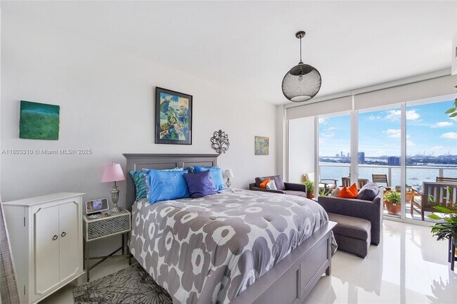 Building Photo - 2020 N Bayshore Dr