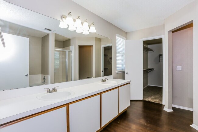 Building Photo - 1511 Columbia Dr